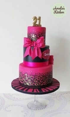 gateau de fete noir et rose fuschia